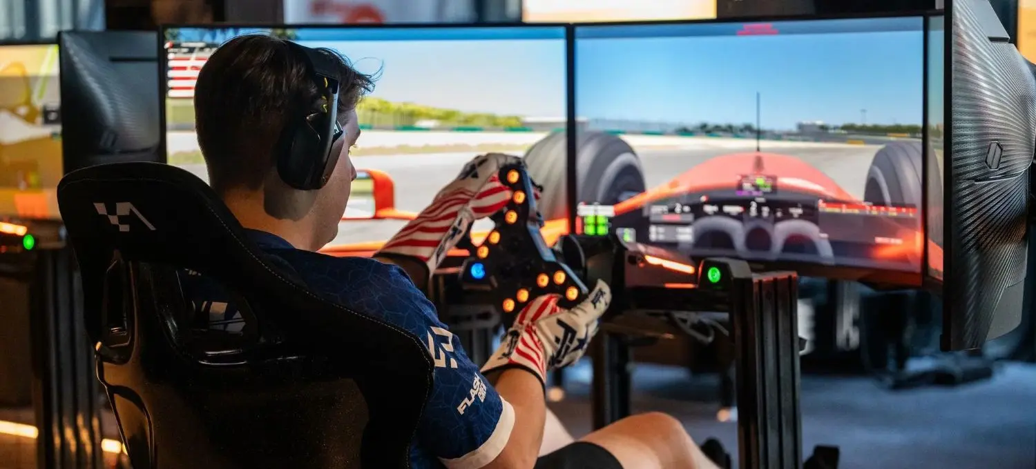 un homme roulant sur simulateur dynamique chez exype à Waterloo